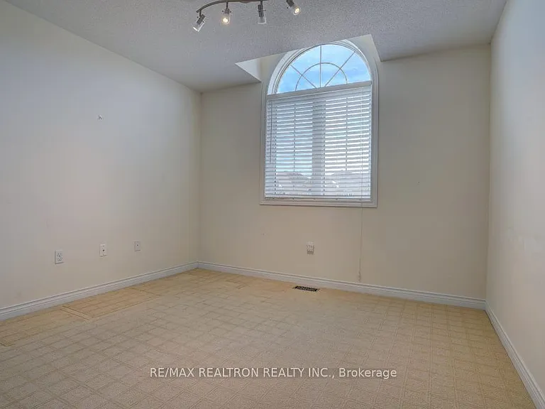 21 Shapland Cres — Photo 15