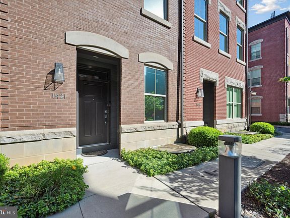 3rd image of 1421 S Lawrence Ter #38