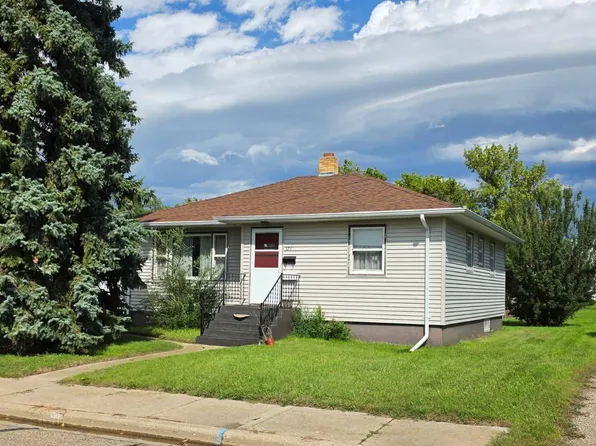 327 6th St SE, Rugby, ND 58368