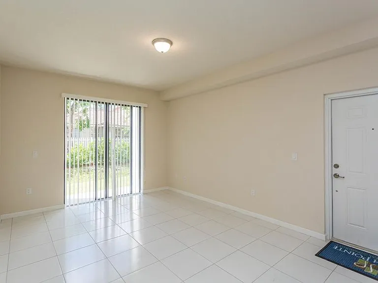South Pointe Apartments — Photo 1