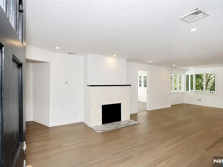 105 Hollywood Ave — Photo 6