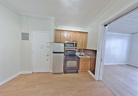 5th image of 607 E 11th St APT 8