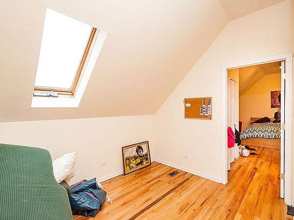 5th image of 2315 N Leavitt St APT 3R