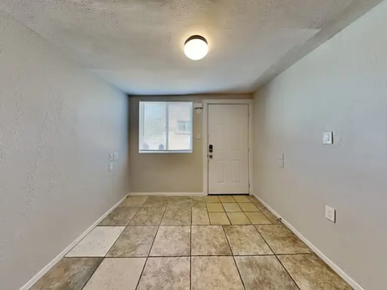 1402 W Mercer Ln #3 — Photo 5
