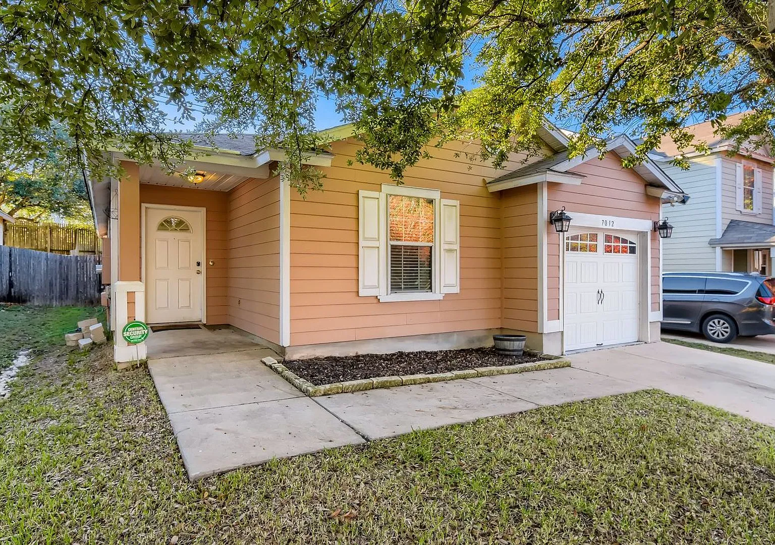 Fully Furnished 3 Bedroom near Greenbelt in Southeast Austin- Easy Access to 35! — Photo 2