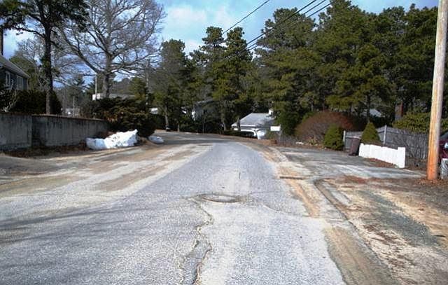 2nd image of 9 Gitche Gumee Rd