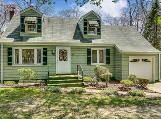 11 Lakeside Dr, Farmingdale, NJ 07727