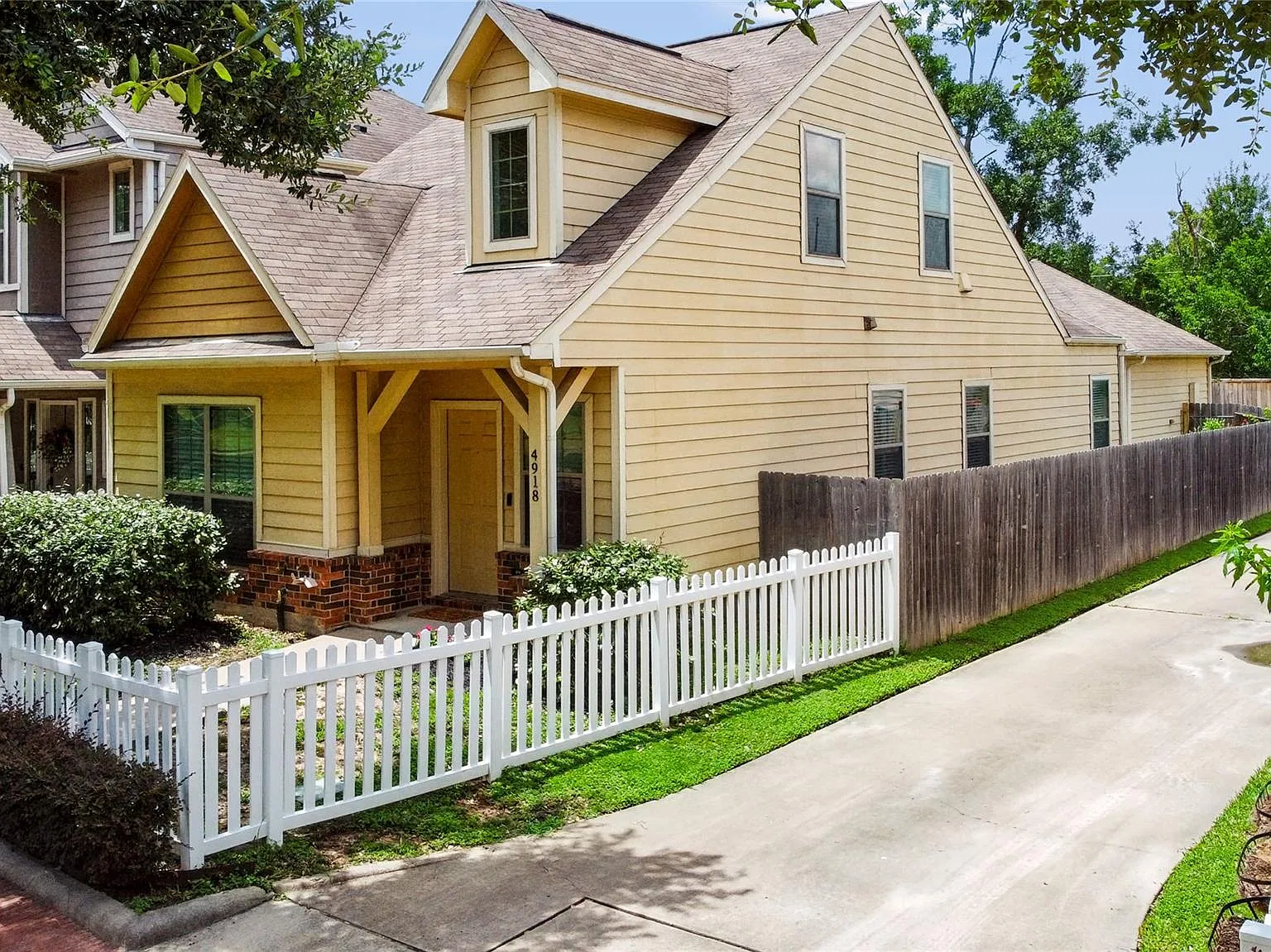 3 bed, 3.0 bath, 1720 sqft, $1,800 — Photo 2
