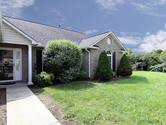 5th image of 703 Fox Landing Ln