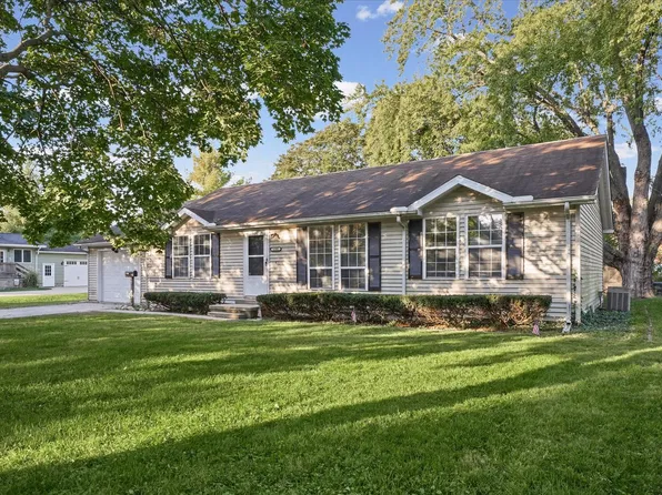 1102 N Union Dr, Monticello, IL 61856