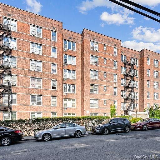 42 Pine St APT 2S, Yonkers, NY 10701 | MLS #H6207111 | Zillow