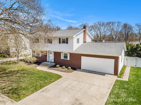 60 Westmont Dr NW, Grand Rapids, MI 49504