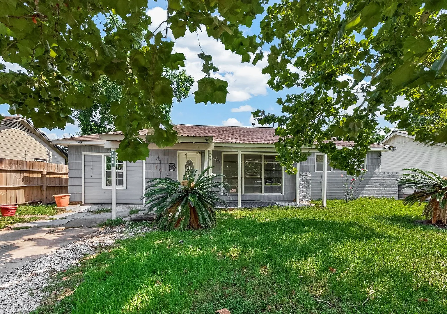 Spacious 5 Bedroom Home in a Prime Southeast Houston Location! — Photo 1