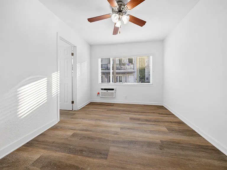1685 N Summit Ave #1685.5 — Photo 13