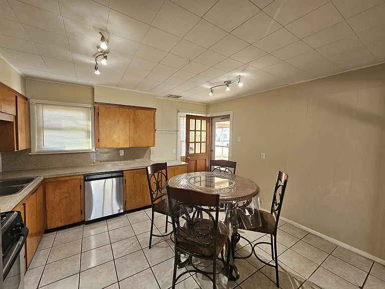 1357 S La Salle Dr — Photo 3