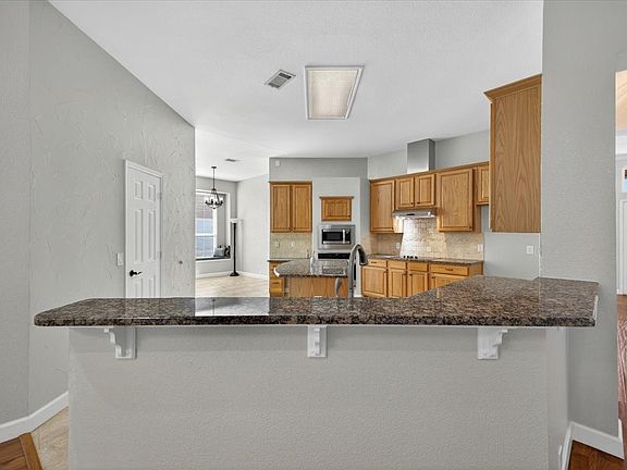 3rd image of 913 Chapel Dr