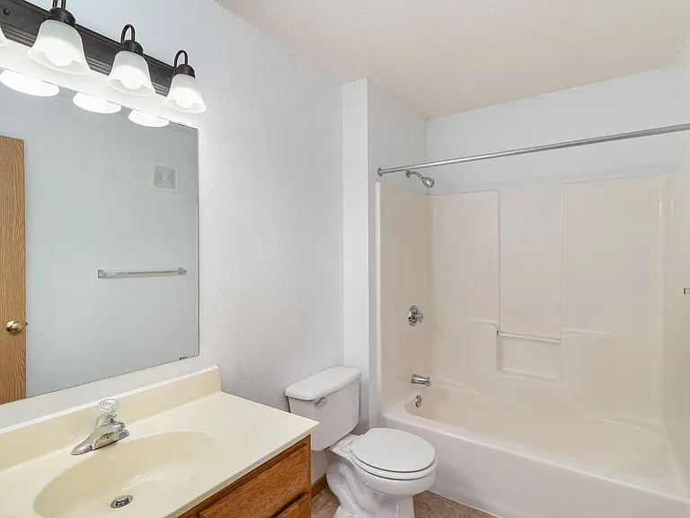 Hutchinson, MN Deer Park Apartments | 21D | Bathroom