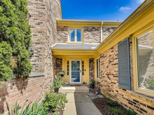 25 The Court Of Island Point, Northbrook, IL 60062