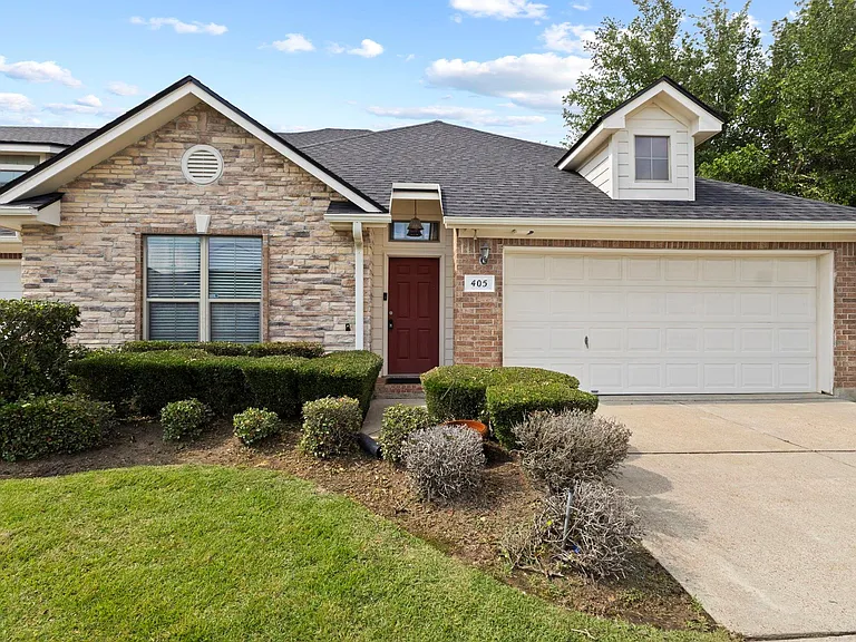 405 Harbor Oaks Dr — Photo 1