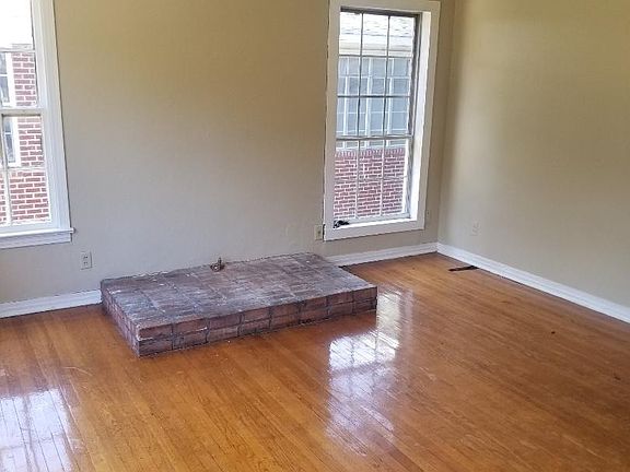 2nd image of 250 1/2 E Jordan St