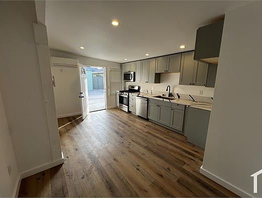 4th image of 7021 1/2 N Myrtle Ave