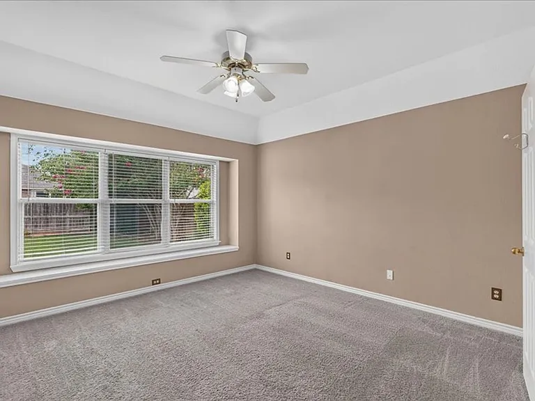 5912 Meadowglen Dr — Photo 14