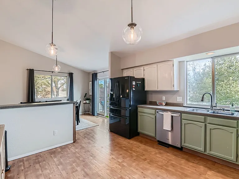 284 Dover Ct — Photo 10