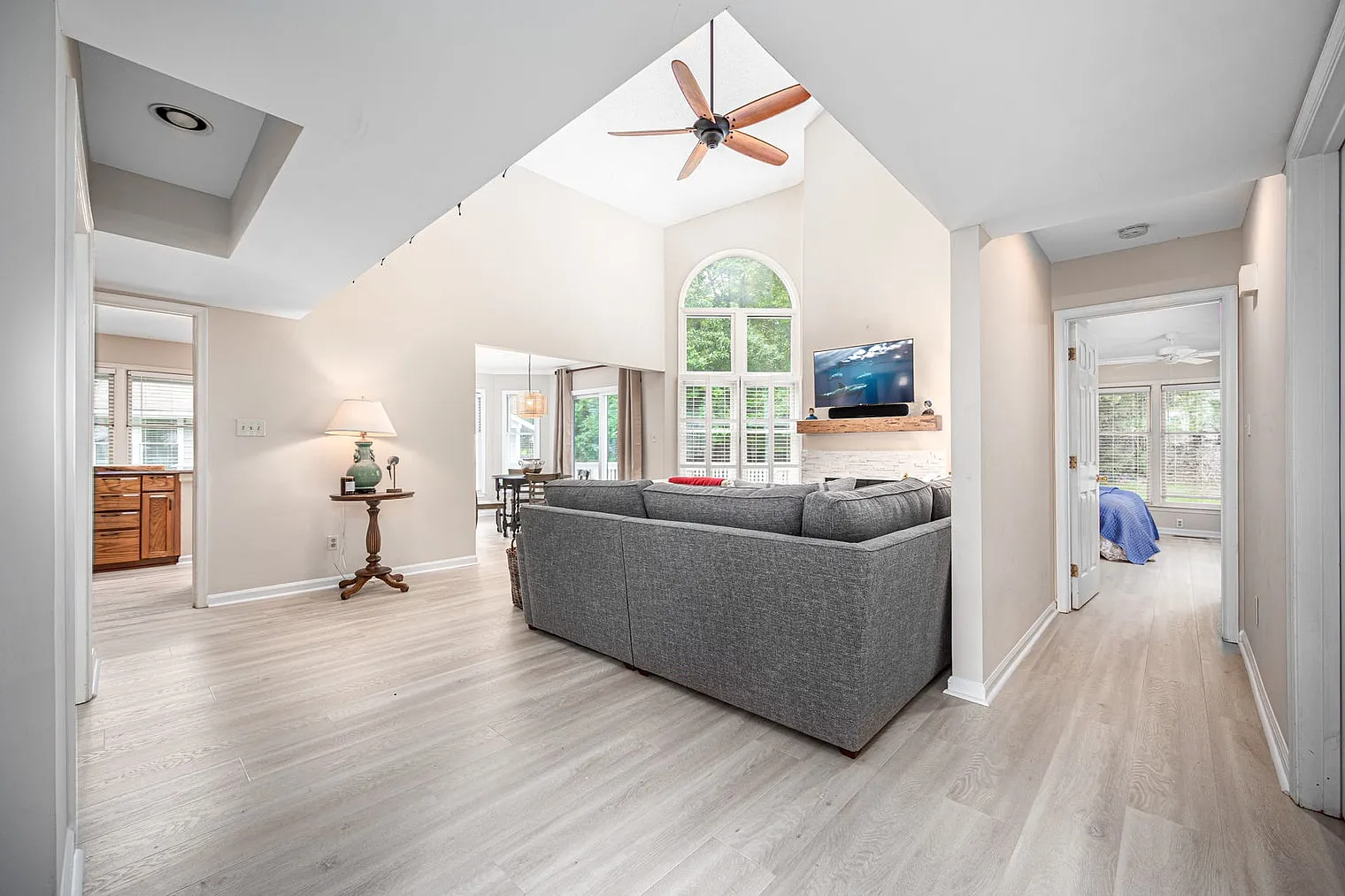2 bed, 2.0 bath, 1420 sqft, $4,214 — Photo 4