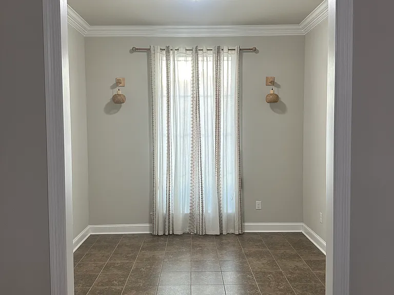 215 Hutton Ln — Photo 13