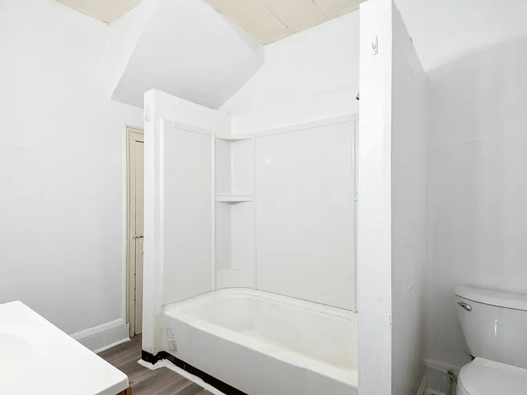 1361 E 45th St #D — Photo 10