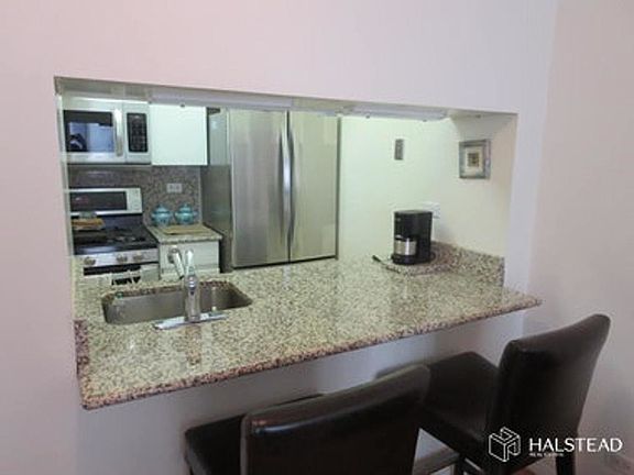 4th image of 250 E 40th St APT 3A