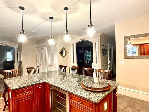 5th image of 33 Fairfield Cir