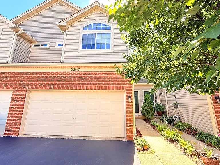 2307 Stoughton Dr — Photo 2