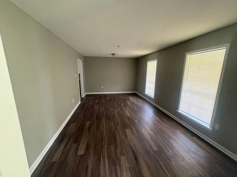 Spacious Single-Story Home with Family Den & Attached Garage — Photo 3