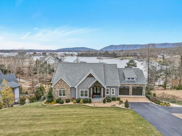 271 Compass Cove Cir, Moneta, VA 24121