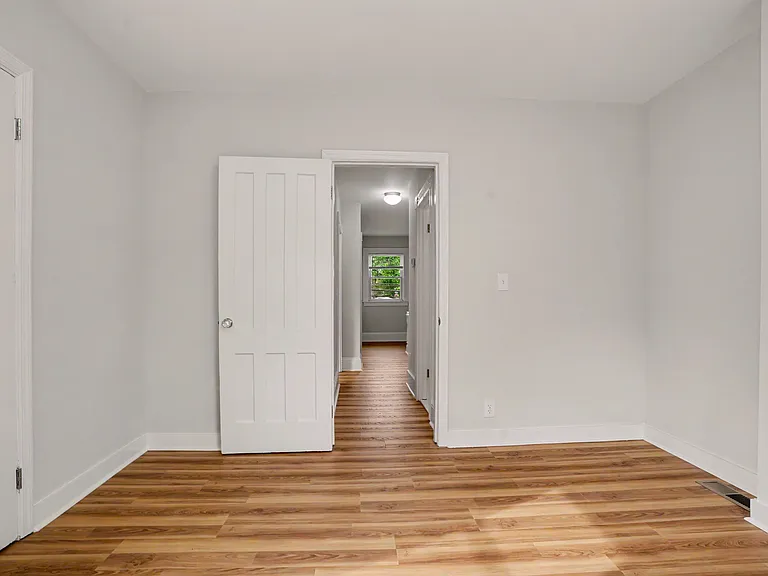 156 Hawthorne Ave — Photo 15