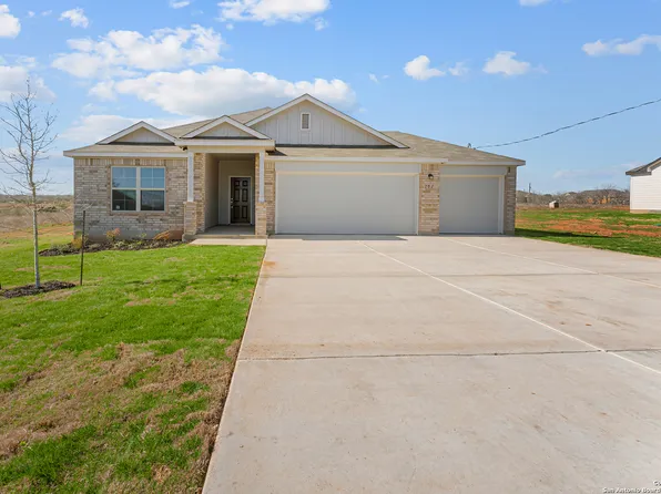 101 Reno Trail, Floresville, TX 78114