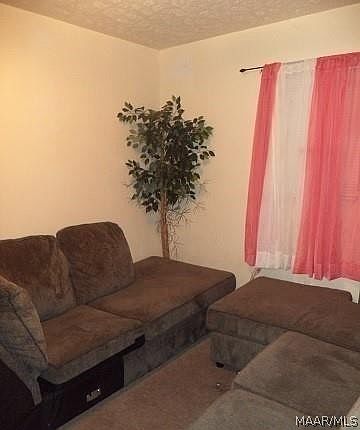4th image of 610 Maxey St