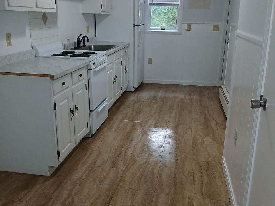 Kitchen incl. window to back yard
