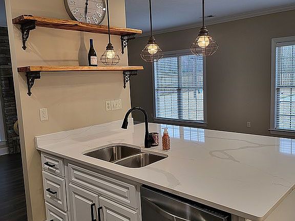 5th image of 189 Flagstone Dr