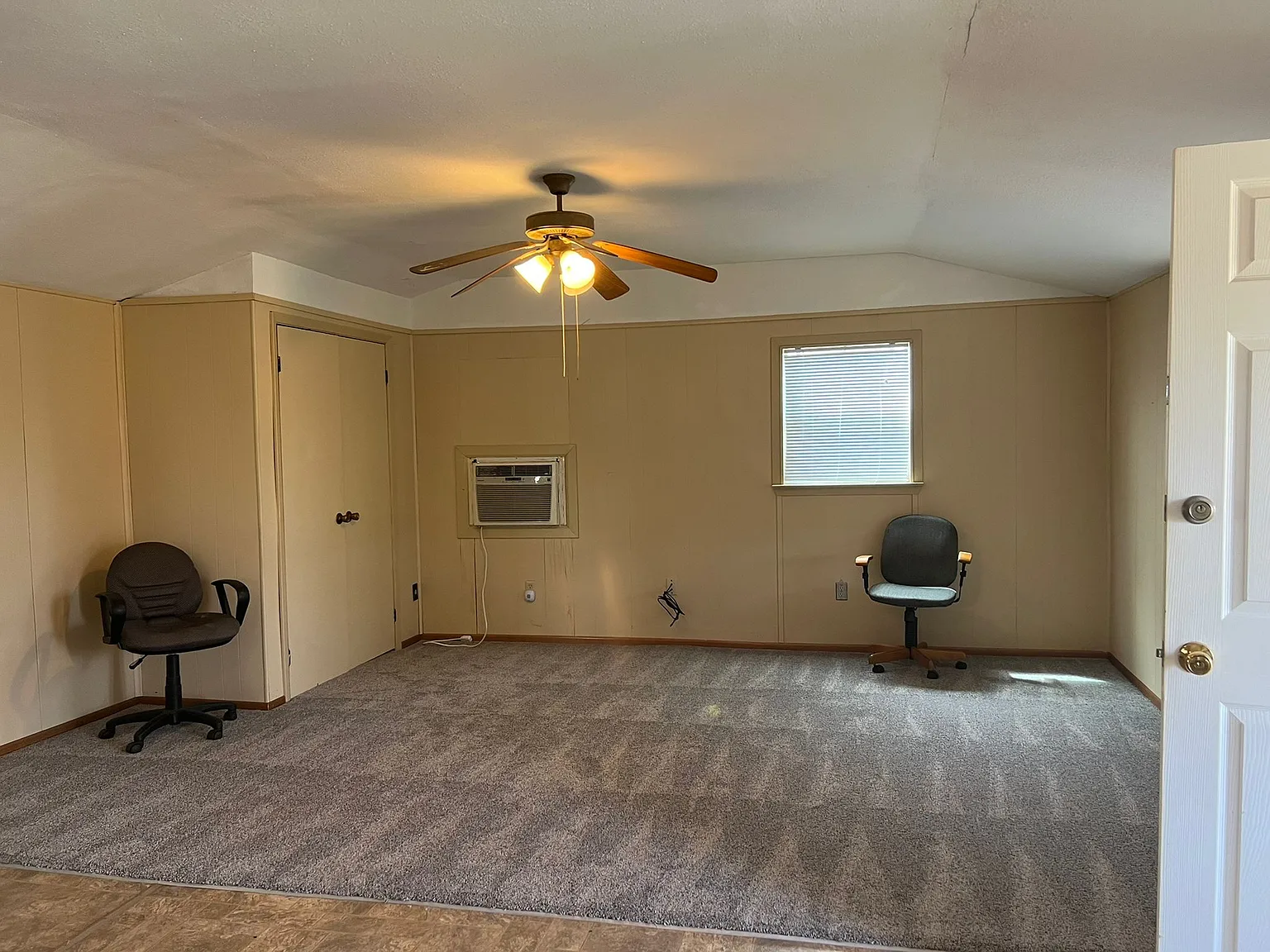 Studio, 950 sqft, $700 — Photo 3