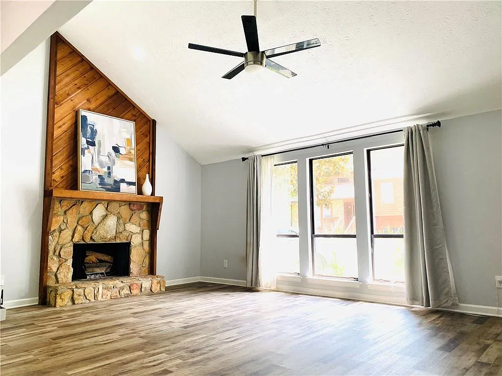 3 bed, 2.5 bath, 1428 sqft, $2,050 — Photo 3