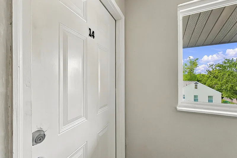 2 bed, 1.0 bath, 912 sqft, $1,025 — Photo 2