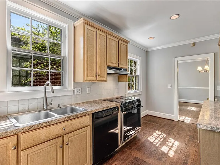666 Yorkshire Rd NE — Photo 11