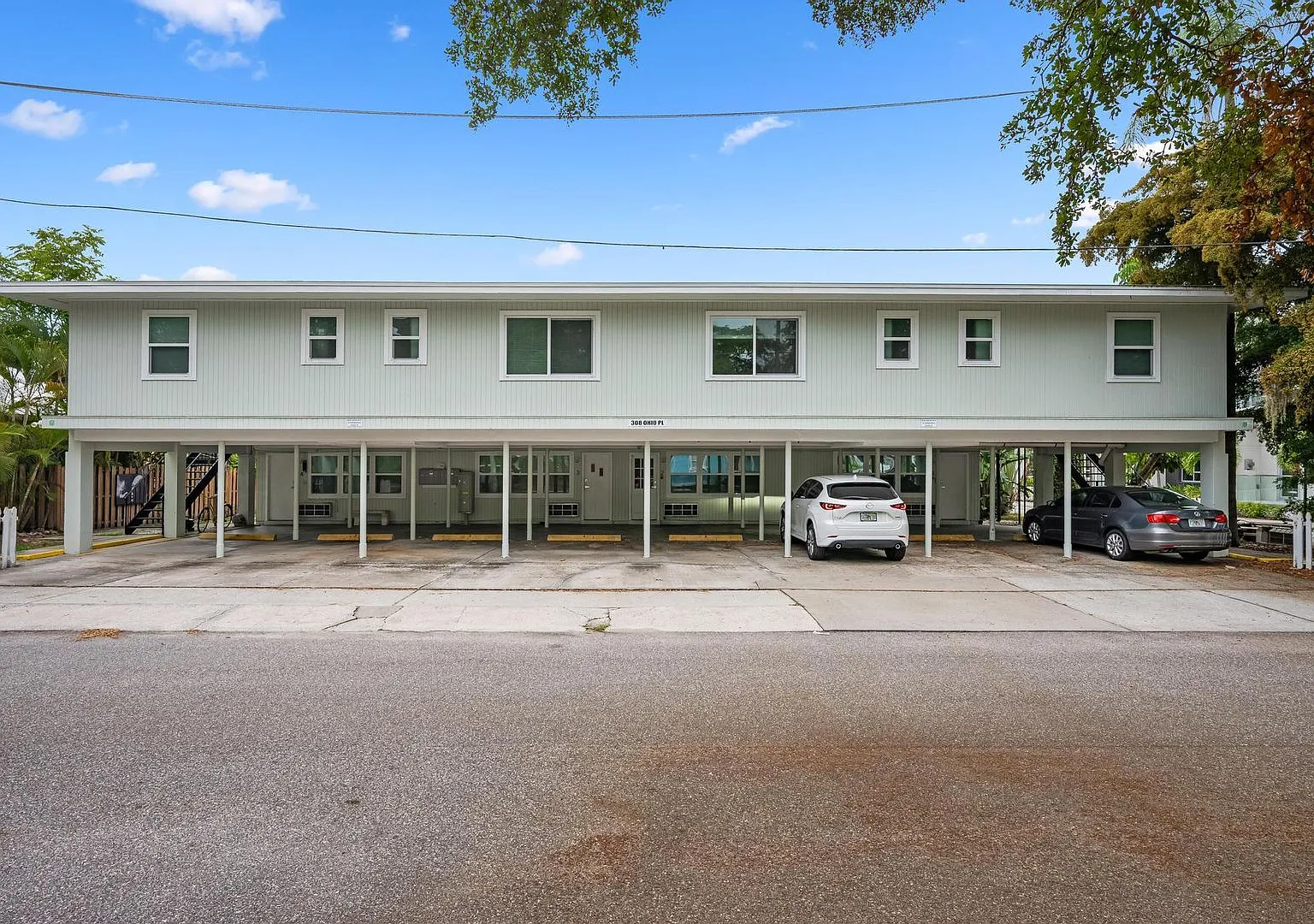Beautifully Updated 1 Bedroom, 1 Bathroom First Floor Condo Located In The Highly Sought After Do... — Photo 2