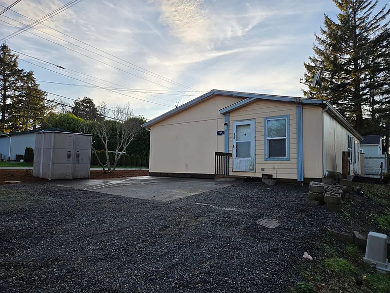 265 SE Port Ave — Photo 2