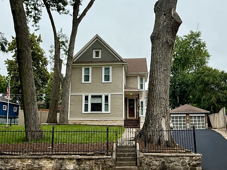 402 Whitney Ave — Photo 1