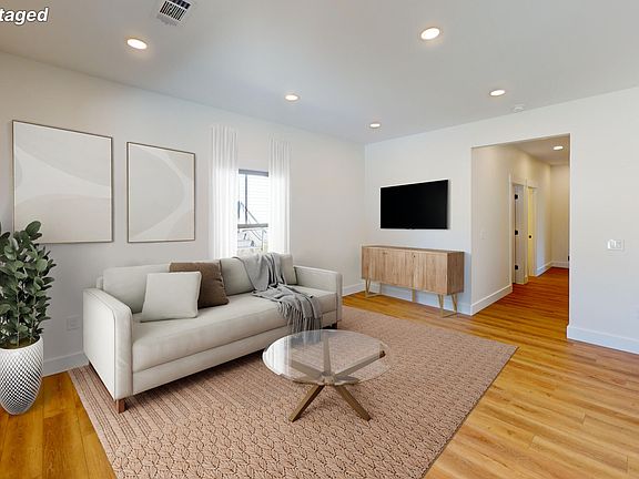 4th image of 166 College St
