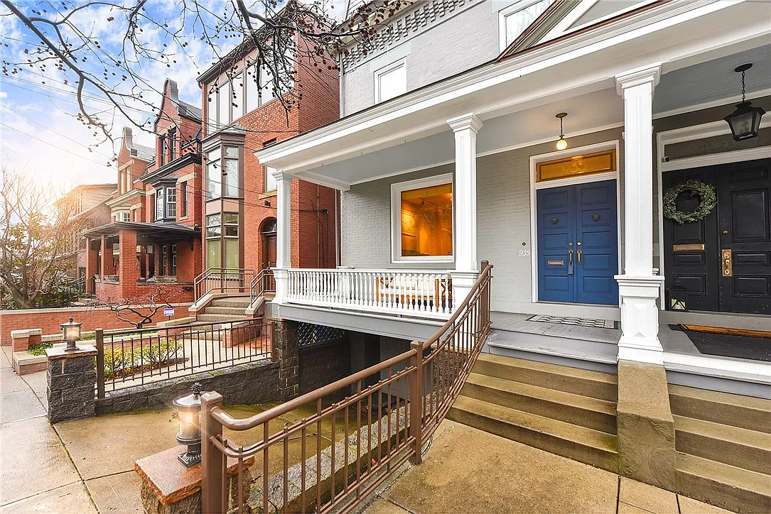 935 Saint James St photo 1