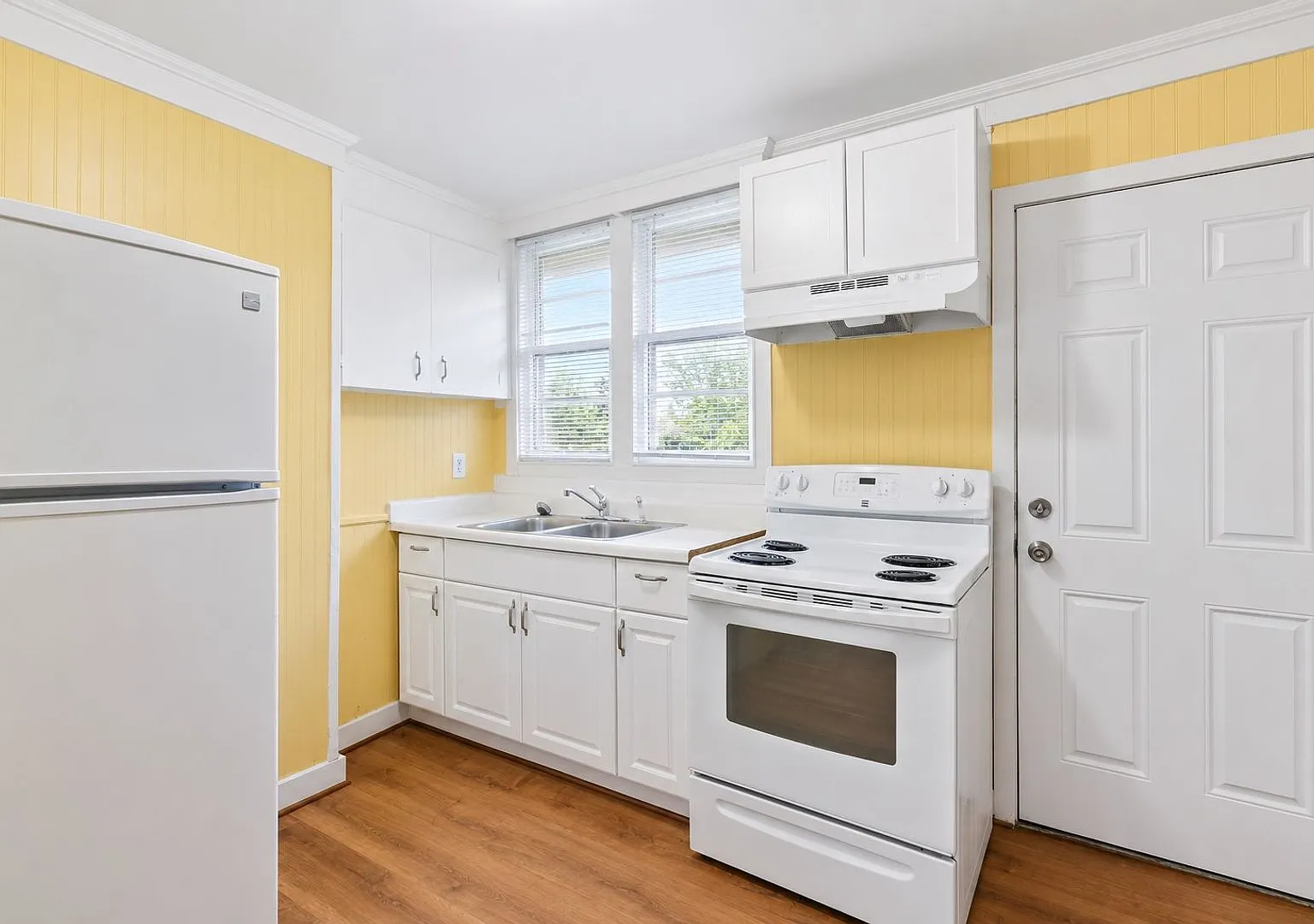 Move-In Special! Half Off First Month's Rent! Charming 2br Duplex With Yard & Garden Beds — Photo 3